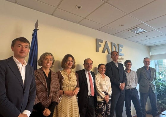 Rodrigo Rodríguez (AZSA), María Luz Sánchez Galán (Ence), Ángela Santianes (DuPont), Enrique Señarís (ArcelorMittal), María Calvo, presidenta de Fade; Raúl Marcos (General Dynamics-Santa Bárbara Sistemas), Carlos Pajares (TKE) y Alberto González, director general de la patronal.