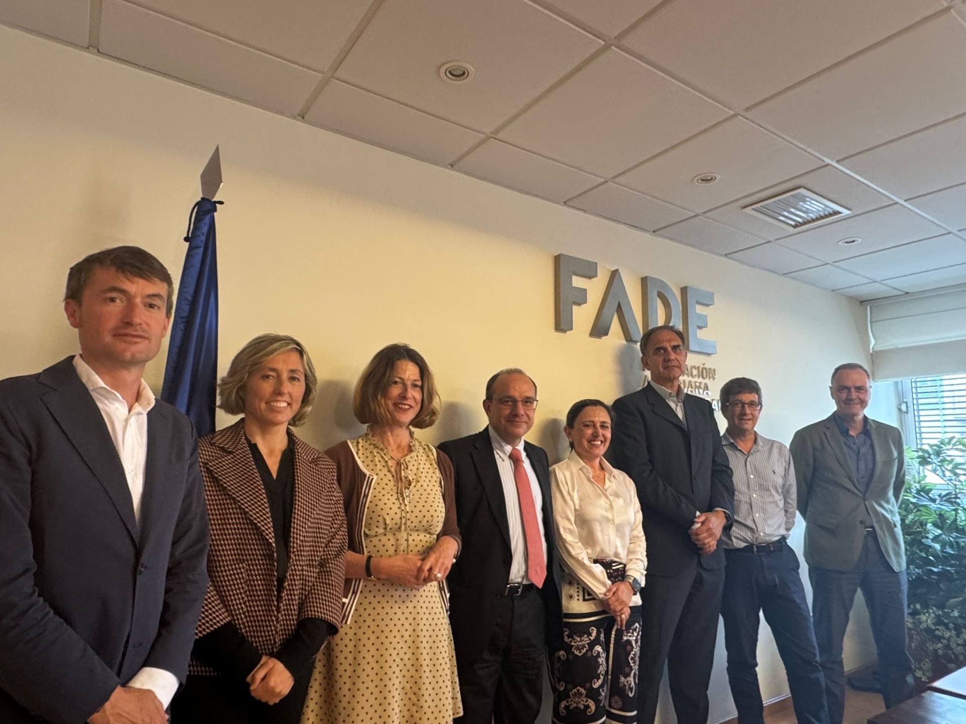 Rodrigo Rodríguez (AZSA), María Luz Sánchez Galán (Ence), Ángela Santianes (DuPont), Enrique Señarís (ArcelorMittal), María Calvo, presidenta de Fade; Raúl Marcos (General Dynamics-Santa Bárbara Sistemas), Carlos Pajares (TKE) y Alberto González, director general de la patronal.