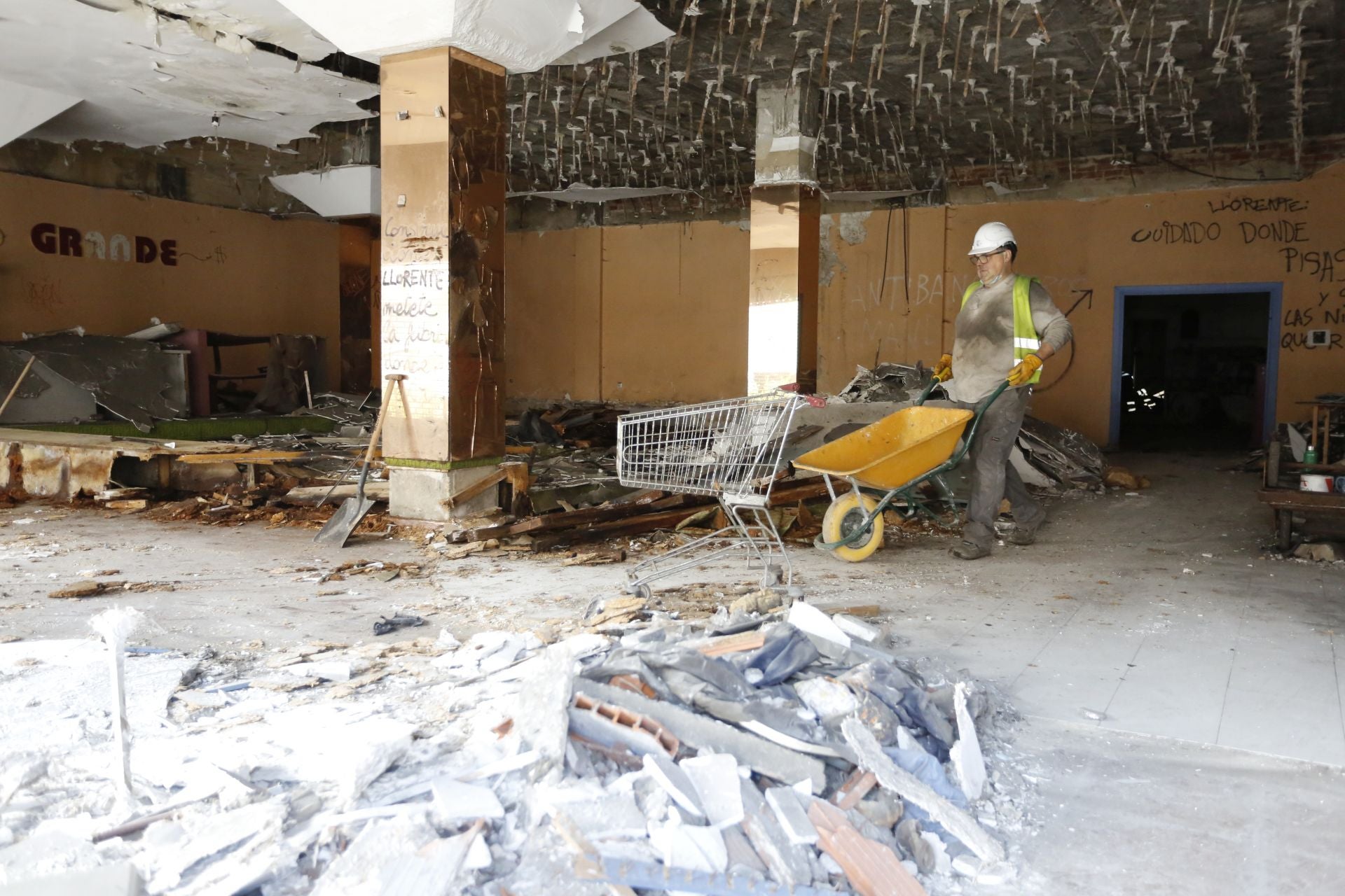 Comienza la demolición de la fábrica de Flex en Gijón