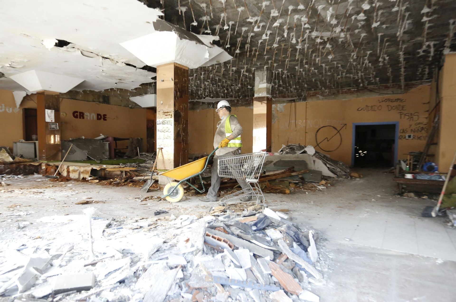 Comienza la demolición de la fábrica de Flex en Gijón