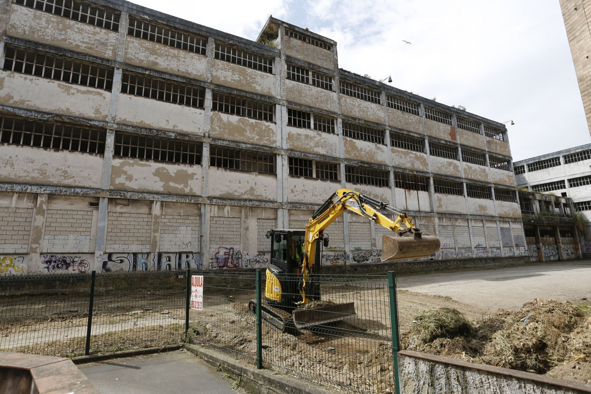 Comienza la demolición de la fábrica de Flex en Gijón