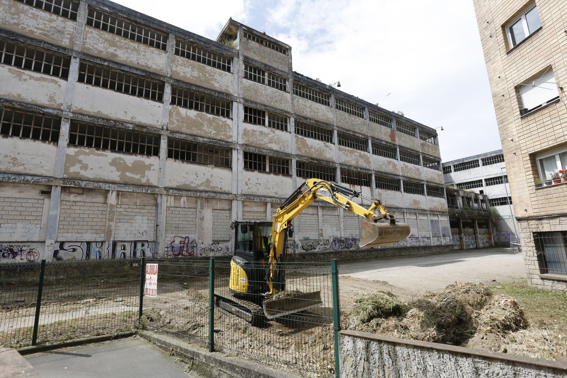 Comienza la demolición de la fábrica de Flex en Gijón