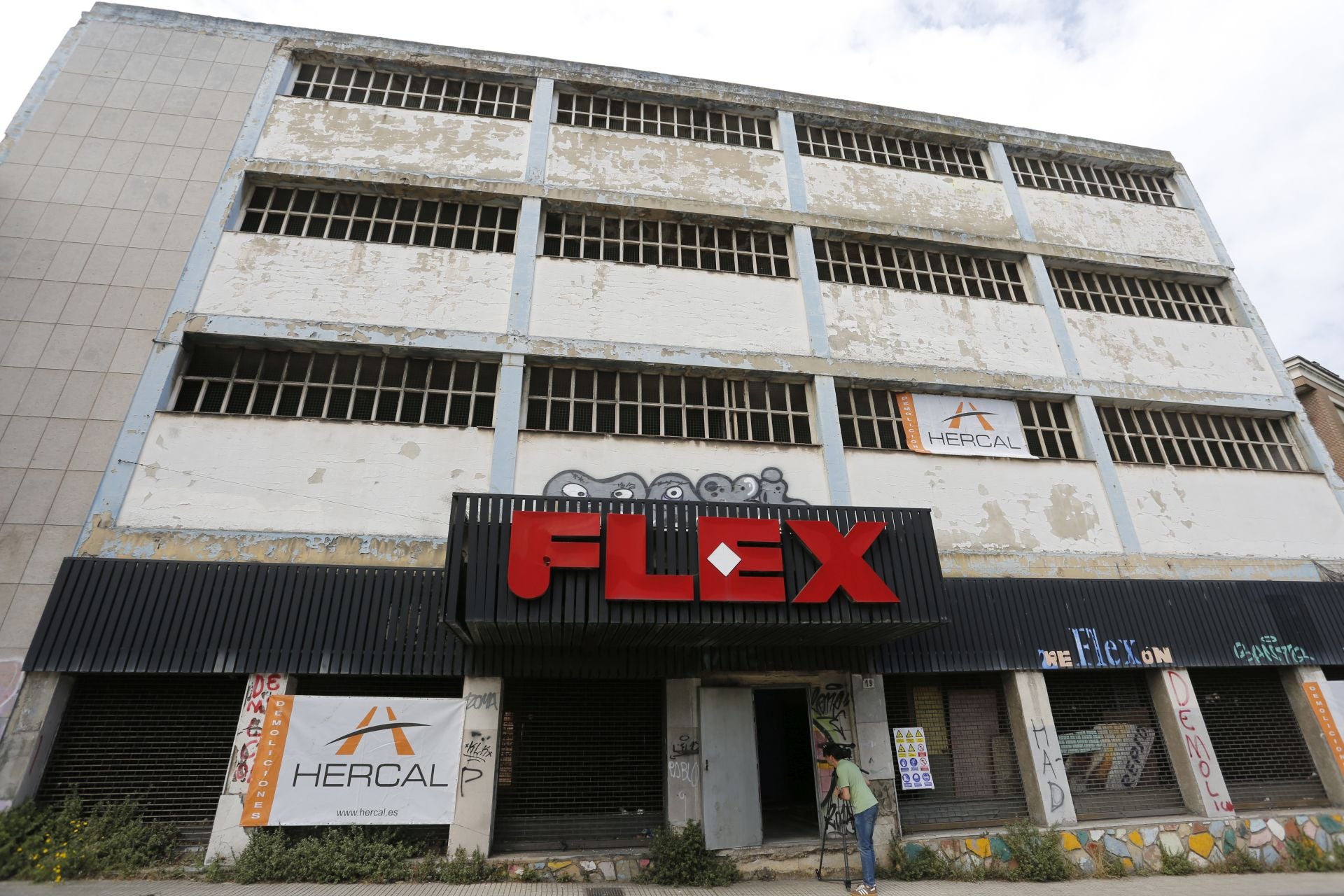 Comienza la demolición de la fábrica de Flex en Gijón