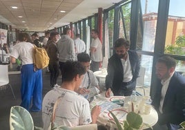 Los estudiantes hablando con las empresas en la feria