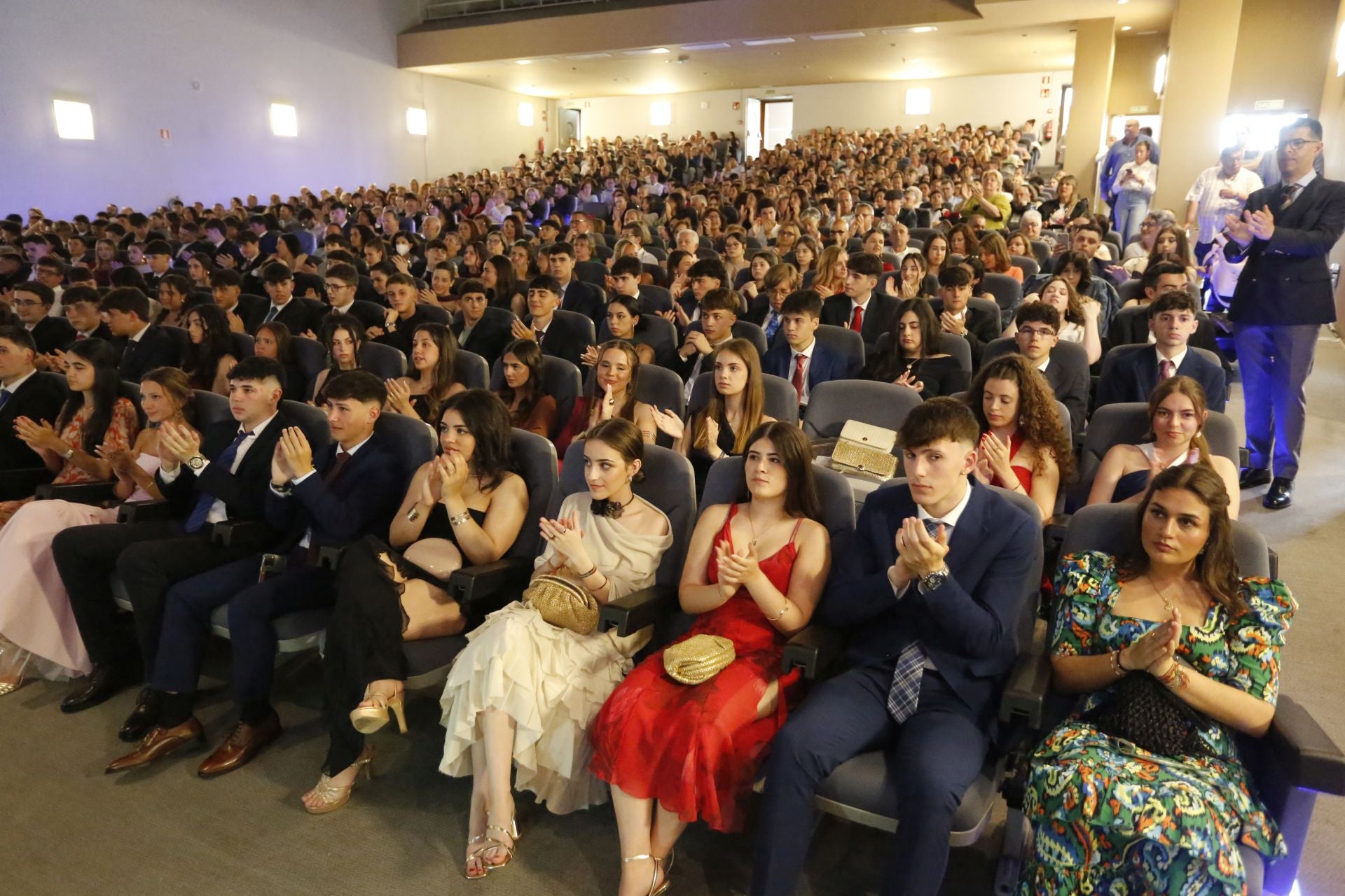 Emoción, alegría y mucha ilusión: los alumnos del IES Laboral y el San Eutiquio se gradúan