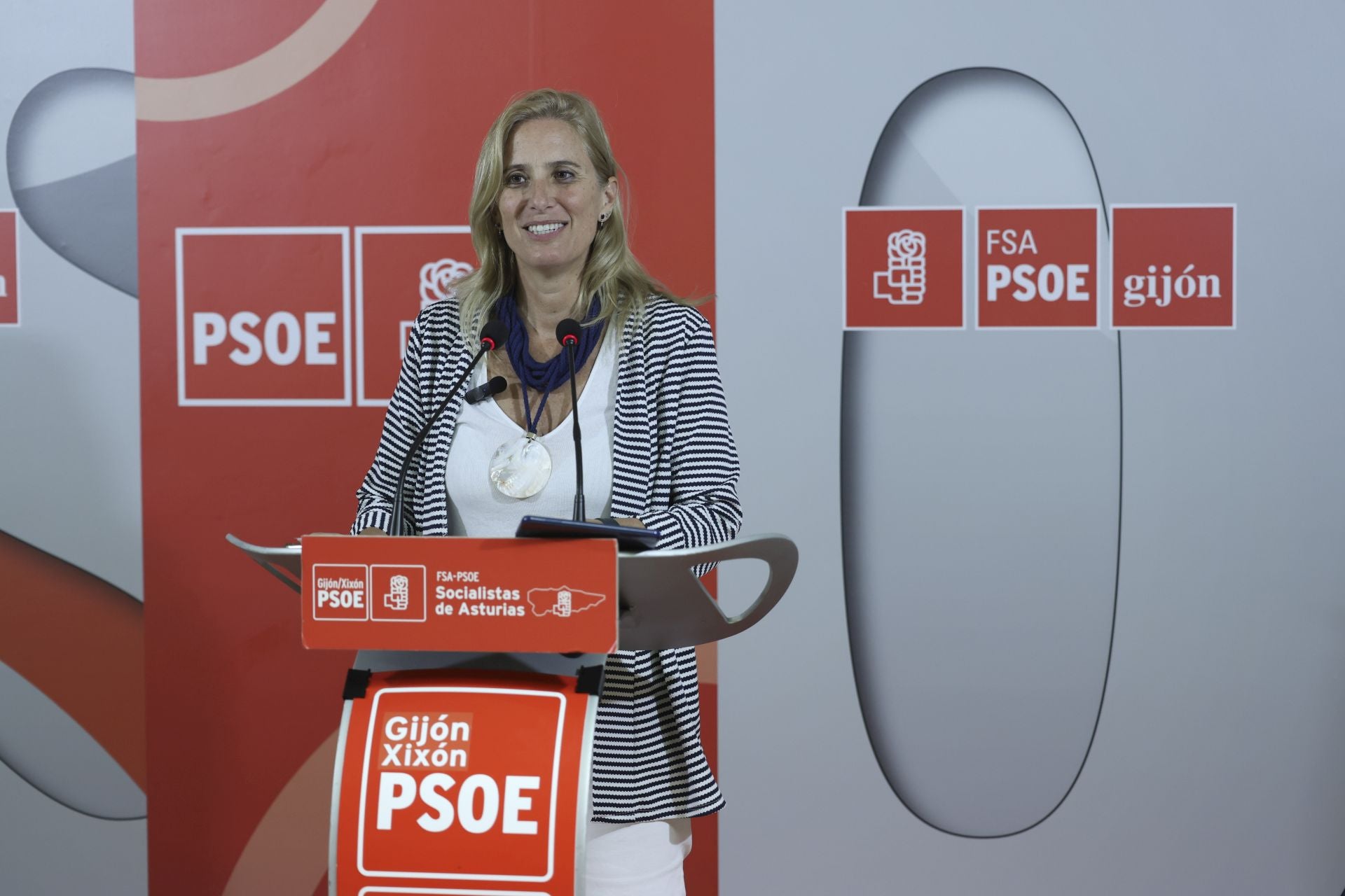 Lara Martínez, portavoz de la ejecutiva de la Agrupación Socialista de Gijón y viceconsejera de Turismo del Principado, este jueves, en la Casa del Pueblo.