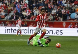 Nacho Méndez supera al portero Helton, del Deportivo.