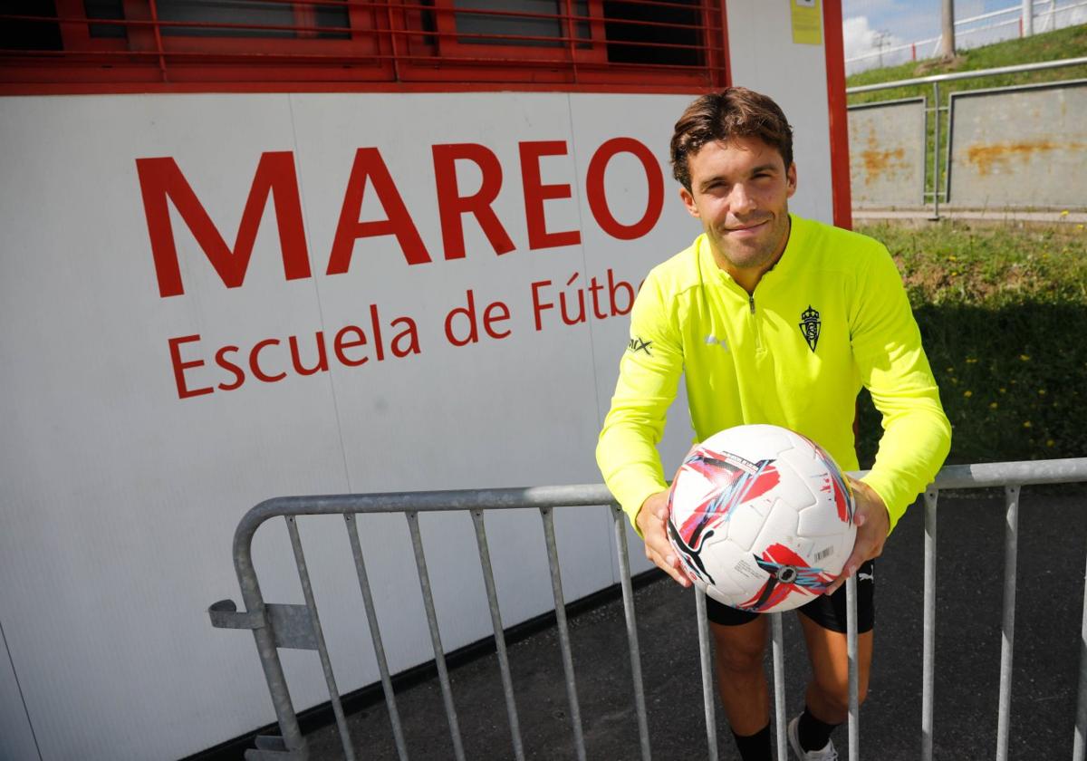 Nacho Méndez, posando para EL COMERCIO tras un entrenamiento del Sporting de Gijón de la pasada temporada en Mareo.