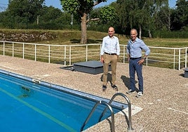 Virginio Ramírez y Jesús Abad, en las piscinas de Lieres.