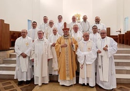 Los sacerdotes que celebran sus bodas de oro y plata con Jesús Sanz Montes en el centro.