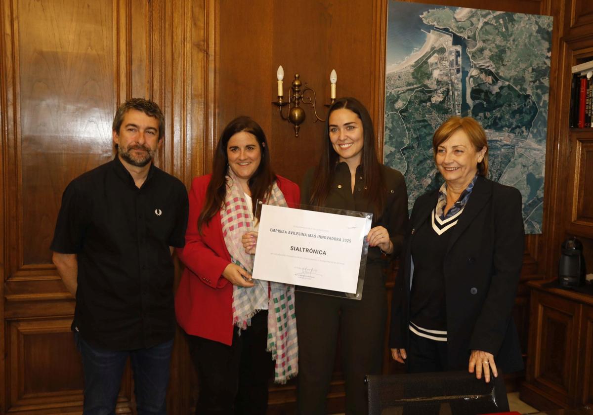 El vicealcalde Manuel Campa junto a Azahara González, directora ejecutiva de Sialtrónica, y Lorena Turrado, director de innovación, y la alcaldesa Mariví Monteserín.