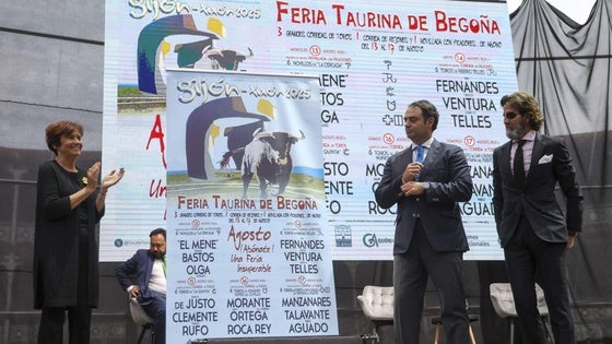 Zúñiga hijo, José Germán Estela, Carmen Moriyón y Padilla durante el descubrimiento de los carteles de la Feria de Begoña de este año.