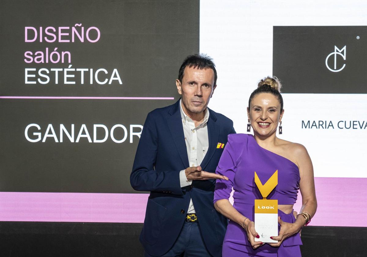 María Cuevas y Jesús María Montes, director del programa Flash Moda de RTVE y miembro del jurado haciendo entrega del premio.