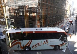 Un autocar, en el giro desde San Bernardo hacia la calle Munuza, durante la reordenación temporal de tráfico en la zona.