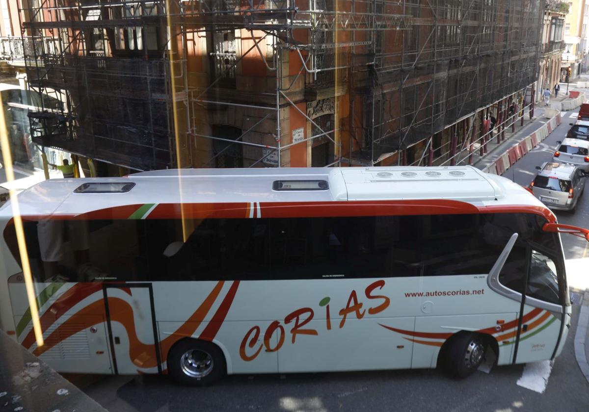Un autocar, en el giro desde San Bernardo hacia la calle Munuza, durante la reordenación temporal de tráfico en la zona.