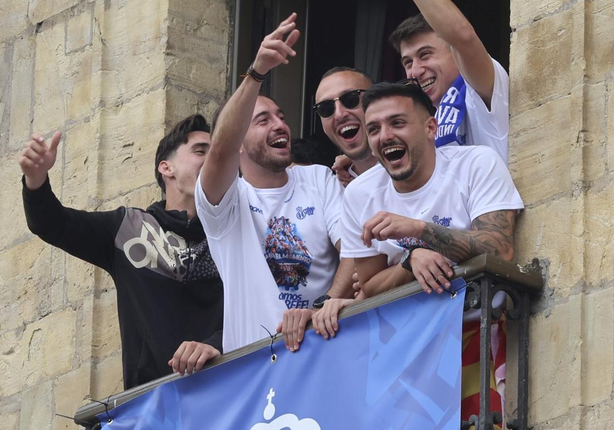Eric Callís, abajo a la derecha, eufórico en la celebración del ascenso en el Ayuntamiento.