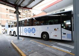 Un CentroBus del Consorcio de Transportes de Asturias, en la estación de autobuses de Gijón.