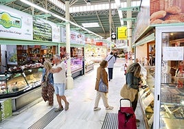 Clientes en el mercado de El Fontán, en Oviedo.