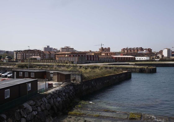 Franja costera de Naval Gijón, que se urbanizará como paseo litoral.