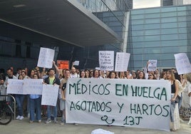 Un grupo de médicos protesta a las puertas de Consultas Externas del HUCA.