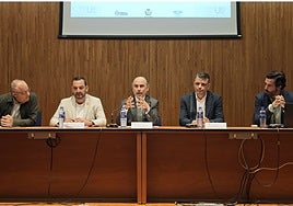 Ángel Martín, Manuel Ángel Álvarez, Ignacio Villaverde, Juan Carlos Campo y Pablo García, en el campus de Mieres.