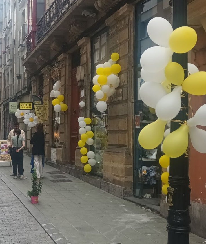 Imagen secundaria 2 - La calle San Antonio se pone guapa para reclamar atención