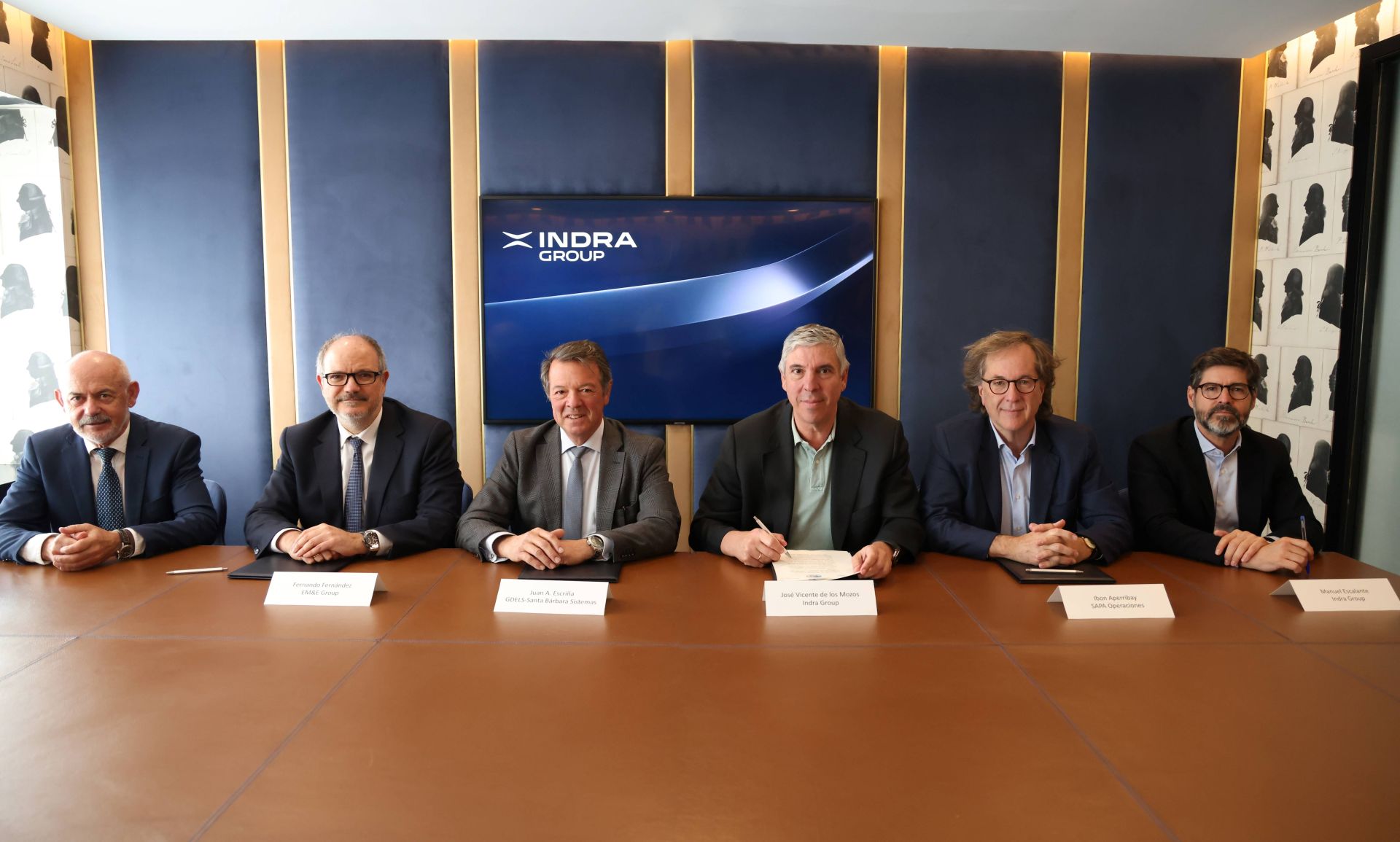 Javier Abajo, adjunto al director general de Tess Defence; Fernando Fernández, CEO de EM&E; Juan Escriña, director general de GDELS-Santa Bárbara Sistemas; Jose Vicente de los Mozos, CEO de Indra; Ibon Aperribay, consejero de Sapa Operación; y Manuel Escalante, nuevo presidente del consejo de administración de Tess y CTO de Indra.