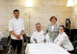 Guillermo y Luis Alberto Martínez, María Jesús Gil y Laura Velasco conforman la tercera y cuarta generación al frente del restaurante Casa Fermín.