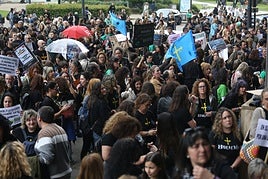 Marea negra. Ha sido la gran protagonista del conflicto, con miles y miles de docentes portando la emblemática camiseta con la Cruz de la Victoria.