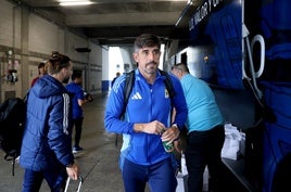 El entrenador del Real Oviedo, Veljko Paunovic, en el momento de acceder al autocar para iniciar el viaje a Miranda de Ebro.