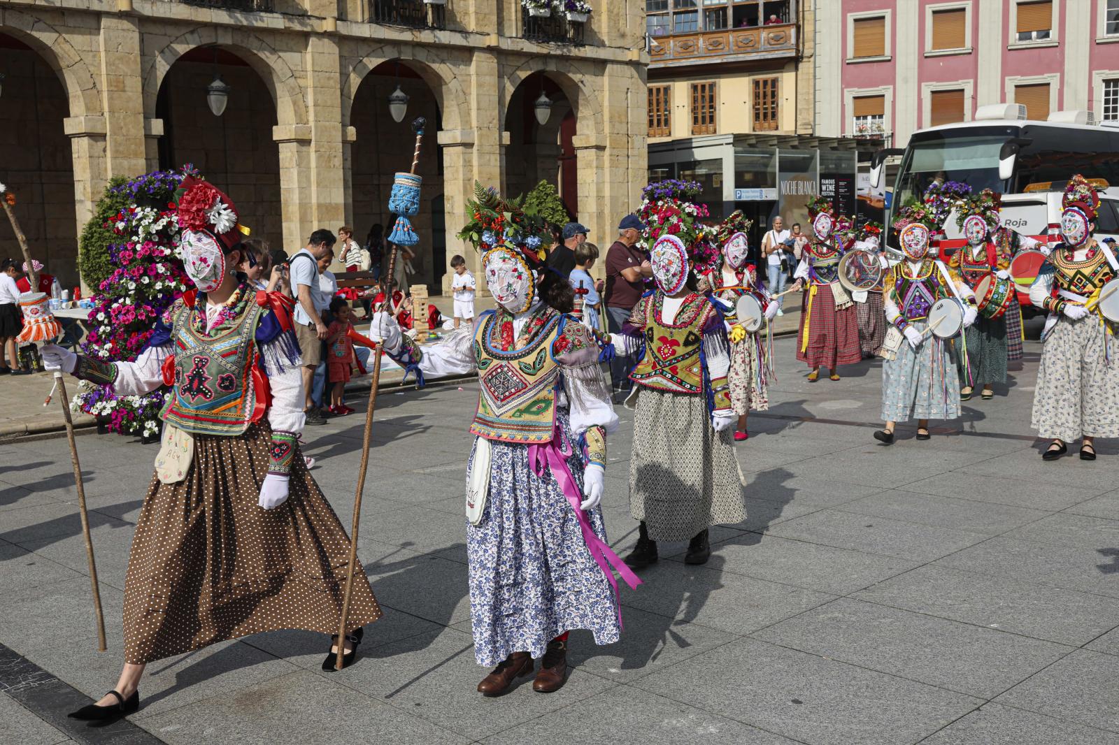 Las Aniciadoras de Pillarno, figuras femeninas inspiradas en Las Salguerinas, llamaron la atención.