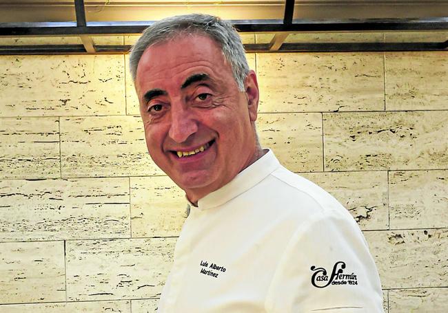 El cocinero Luis Alberto Martínez en el comedor del restaurante Casa Fermín