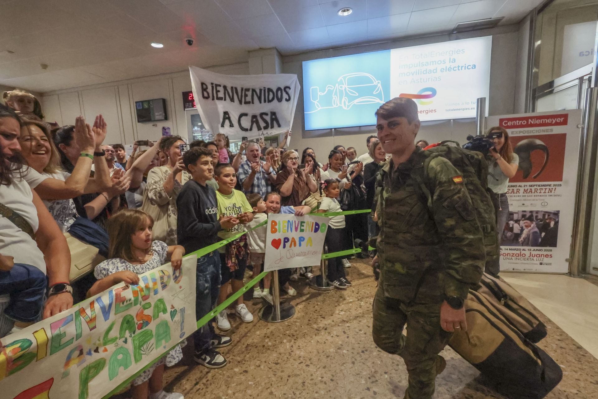 Fotos: Lágrimas y abrazos en un día de recibimientos en el aeropuerto a los militares de Cabo Noval