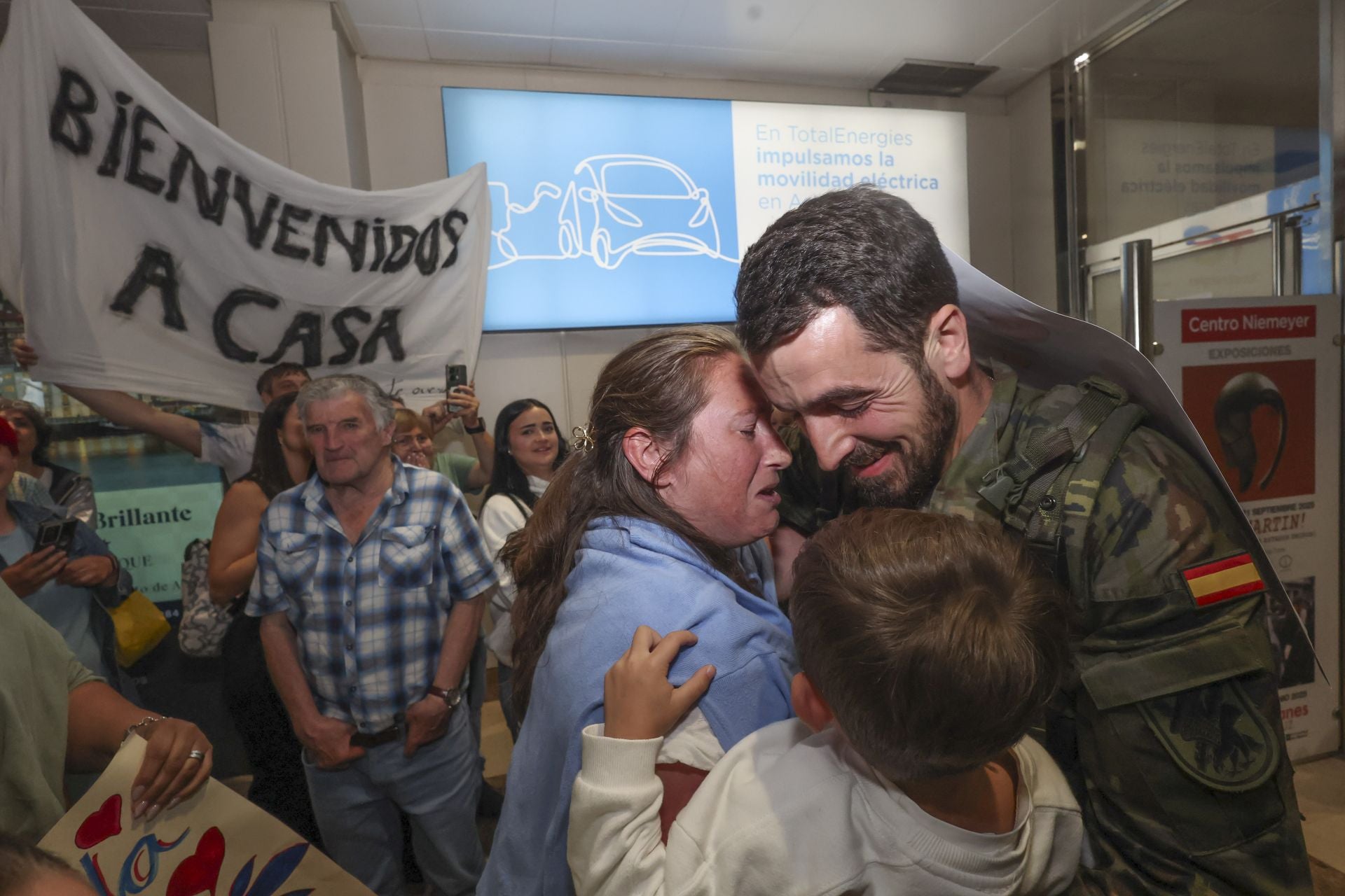 Fotos: Lágrimas y abrazos en un día de recibimientos en el aeropuerto a los militares de Cabo Noval
