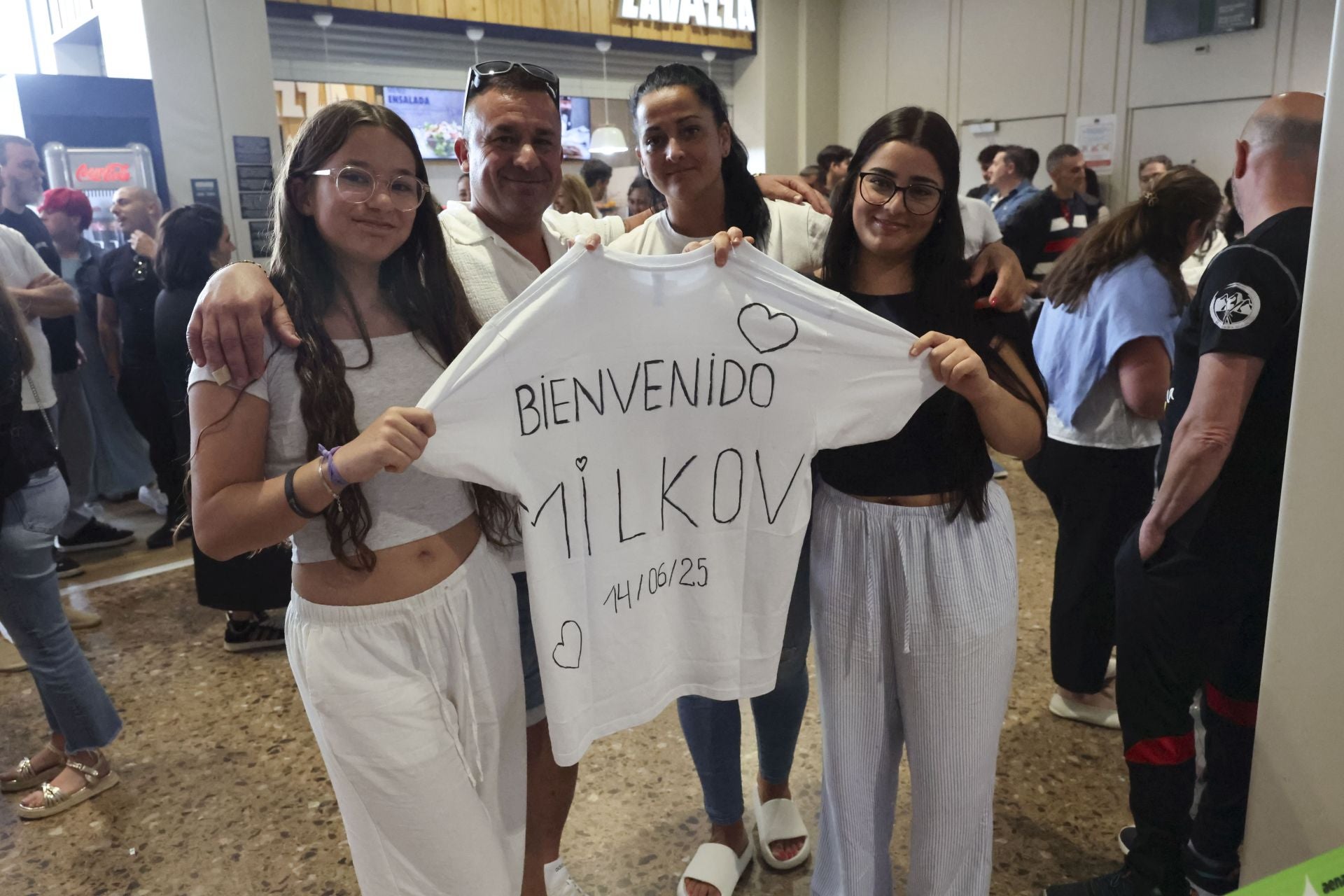 Fotos: Lágrimas y abrazos en un día de recibimientos en el aeropuerto a los militares de Cabo Noval