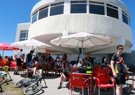 Ciclistas en la terraza del restaurante del Cuitu Negru.