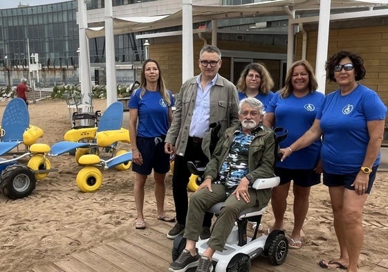 Por la izquierda, Silvia Vigil, Gilberto Villoria, Belén Fernández, Alejandro Catrain, Mónica Sánchez y Beatriz Menéndez, este sábado, en la playa de Poniente.