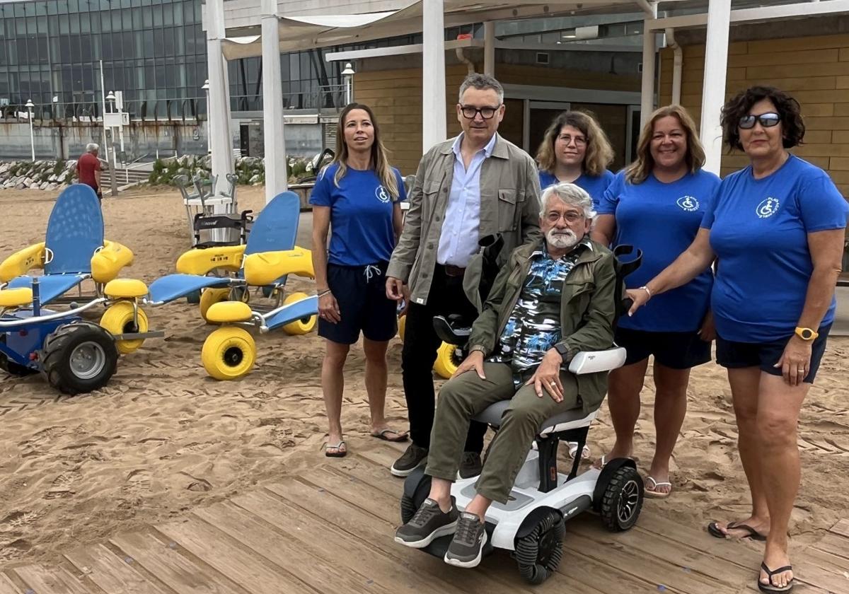 Por la izquierda, Silvia Vigil, Gilberto Villoria, Belén Fernández, Alejandro Catrain, Mónica Sánchez y Beatriz Menéndez, este sábado, en la playa de Poniente.