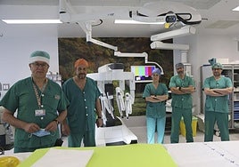 José Carlos Fernández, jefe de Cirugía General y Digestiva; Ángel Martínez, jefe de Ginecología; Begoña Díaz, jefa de Urología; Lucas Álvarez, cirujano vascular, y Sergio Obeso, otorrino, en el quirófano número 15 del Hospital Universitario de Cabueñes, en el que llevan a cabo las cirugías robóticas.
