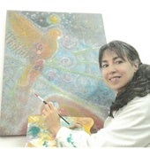 Tere con su paleta y pincel en pleno proceso artístico.