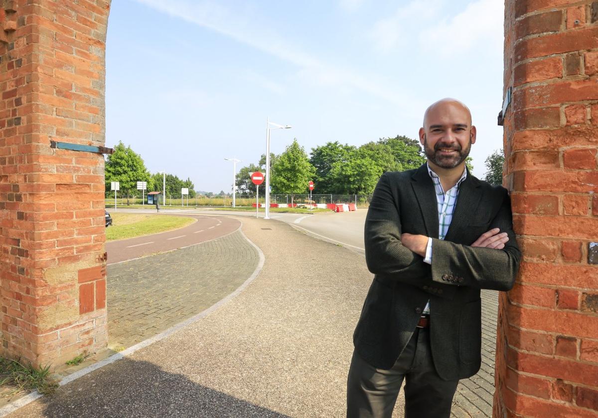 El concejal de Urbanismo, Jesús Martínez Salvador, bajo el arco que daba acceso a las instalaciones de la antigua Pecuaria de Somió.