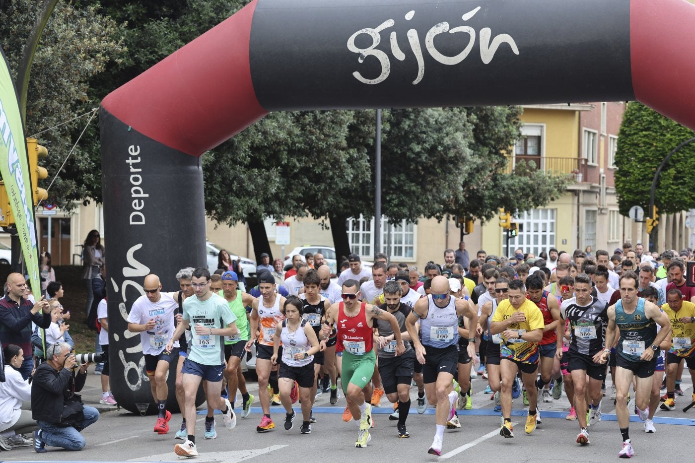 Medio millar de personas, en la carrera solidaria por El Llano, en Gijón