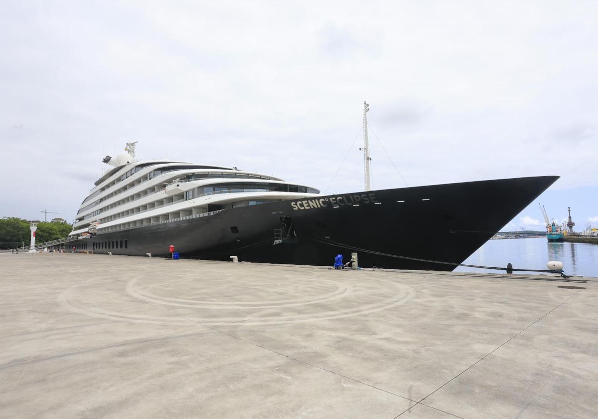 El barco Scenic Eclipse, atracado en el muelle del Niemeyer.