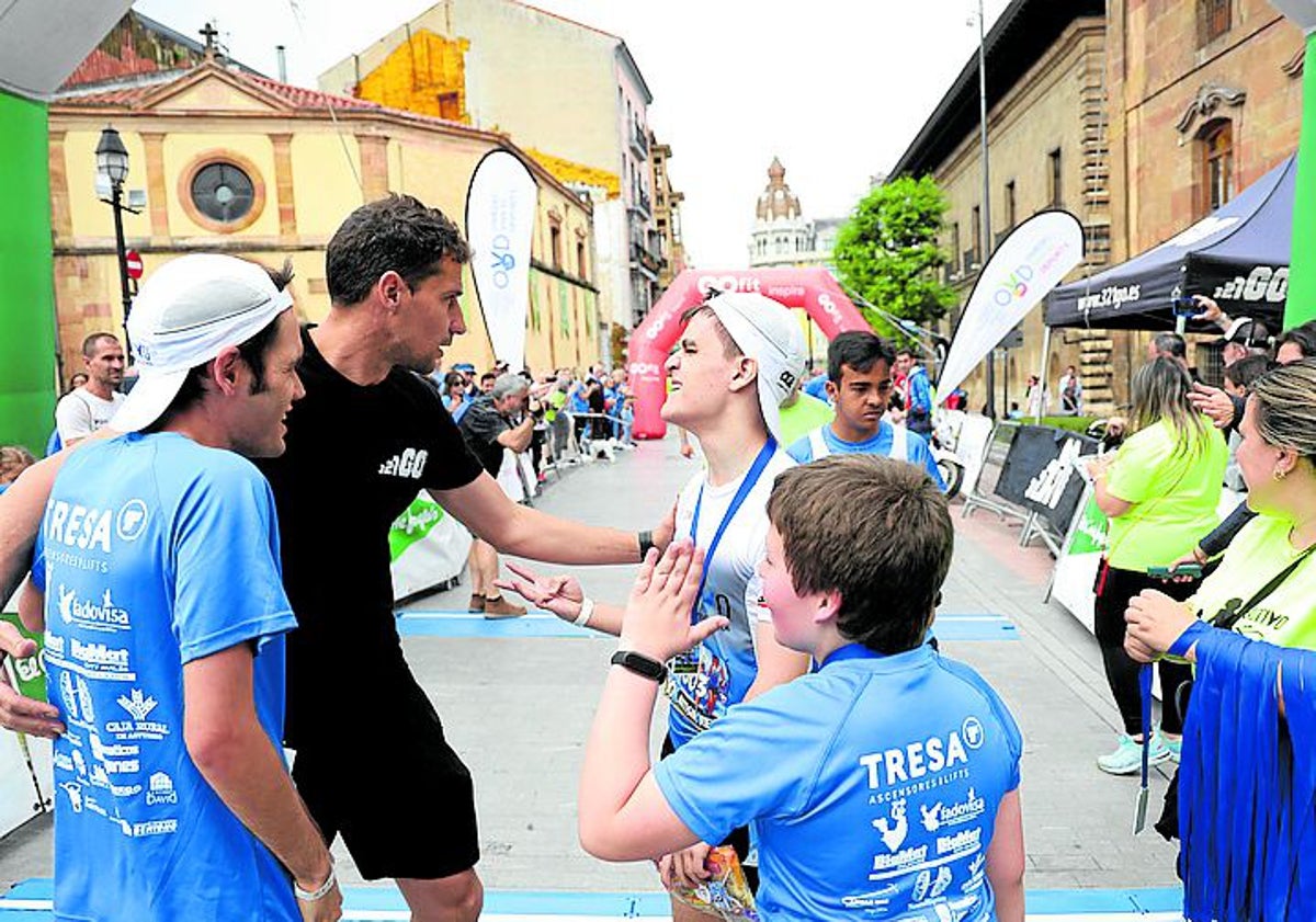 Imagen principal - En la plaza de la Catedral de Oviedo se suda por el autismo