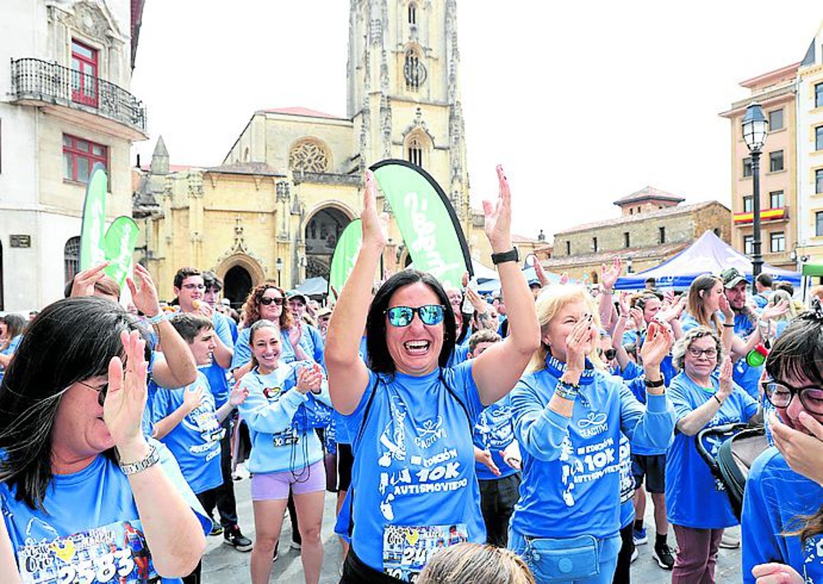 Imagen secundaria 1 - En la plaza de la Catedral de Oviedo se suda por el autismo