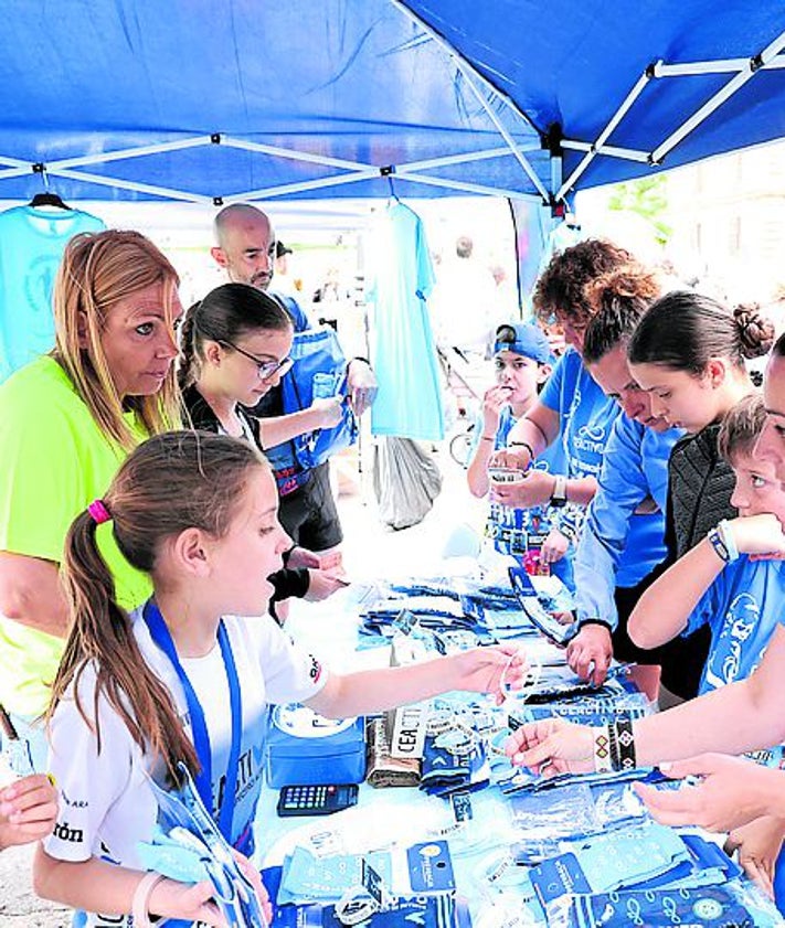 Imagen secundaria 2 - En la plaza de la Catedral de Oviedo se suda por el autismo