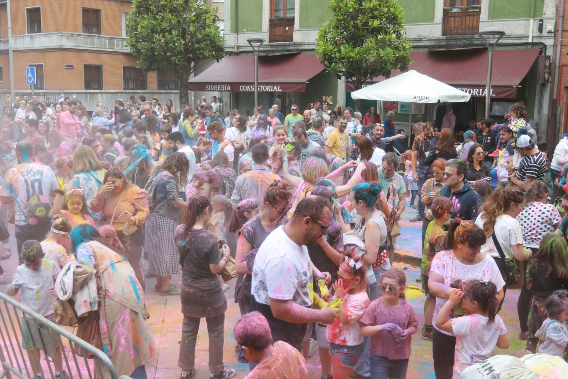 &#039;Foguerina&#039; de colores para toda la familia en Mieres