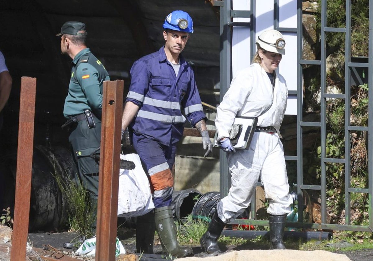 Inspectores de la Guardia Civil y Salvamento Minero tras la inspección de ventilación y actividad llevada a cabo en la mina de Cerredo una semana después del accidente.