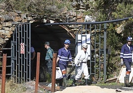 Inspectores de la Guardia Civil y Salvamento Minero tras la inspección de ventilación y actividad llevada a cabo en la mina de Cerredo una semana después del accidente.