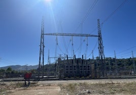 Subetsación eléctrica de Lada, quee rompe la continuidad urbana con La Felguera.